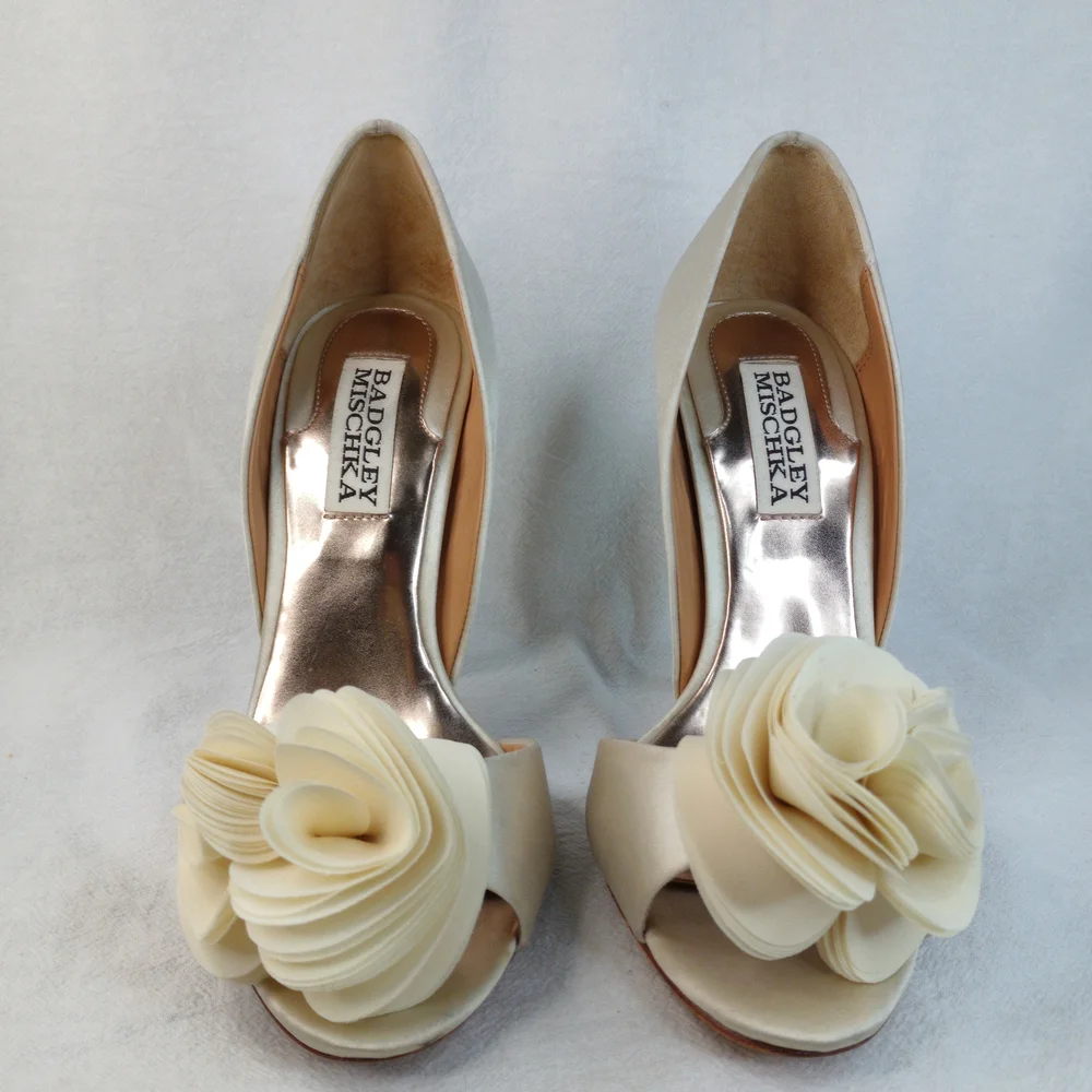 Badgley Mischka Cream Heels with Floral Detail Size 5.5 M